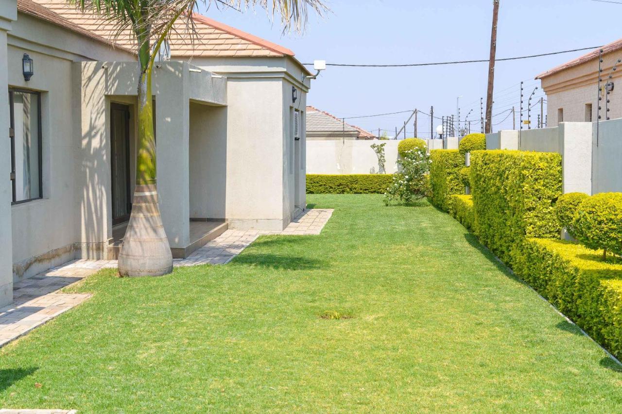 Immaculate Villa Gaborone Extérieur photo